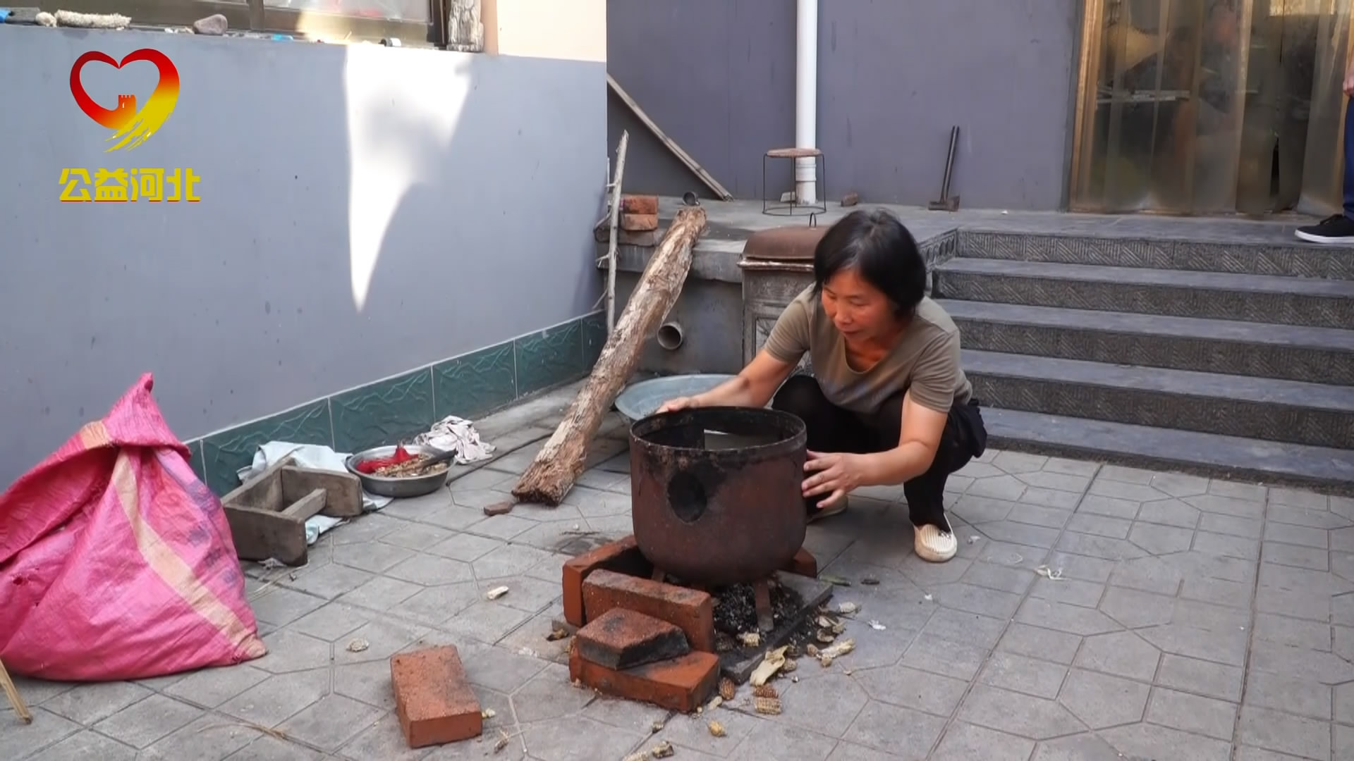 生父如生人 单亲妈妈艰难抚养三子女 