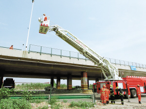 登高车陆续将救援设备和救援人员送至桥上。